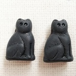 ねこ、猫背～ブラックマット～　チェコビーズ　14X20mm　2個