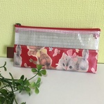 ★大容量ペンケース 赤のふわふわ猫ちゃん模様 ビニコ 生地 18センチファスナー