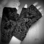 ☆彡再販ブラックカラーのアランと透かし模様のFingerless Mittens