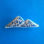 山の刺繍ブローチ【雪山】｜1点もの