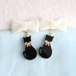 黒猫とリボンのピアス