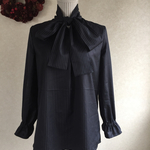 リボンブラウス(濃紺地ストライプ)