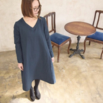 【心地よいガーゼ服】立体裁断で魅せる、着心地を追求した大人のVネックAラインフレアワンピース（ダブルガーゼ ・ネイビー）
