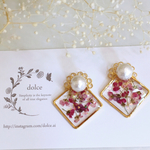 押し花が舞うスクエアピアス