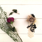 小さなコサージュグレー