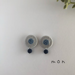 糸ボタンの刺繍ピアス(グレー×青)