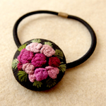 ピンクバラ刺繍 くるみボタンヘアゴム