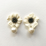 ドイツフラワー×バロックパールピアス