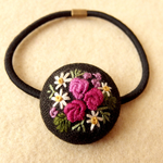ピンクバラと小花の刺繍 くるみボタンヘアゴム