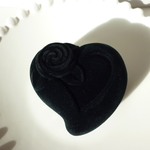 バラがついた黒いハートのジュエリーケース