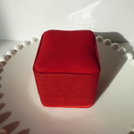 シンプルなスクエア型ジュエリーボックス レッド