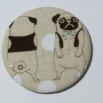 パグ犬柄の57mm布缶ミラー　手鏡
