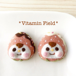 ホワイトチョコがけいちごちゃんのブローチ