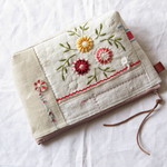 アンティーク＊ホームスパン リネン大ポーチ＊手刺繍＊通帳ケース＊母子手帳＊リバティ