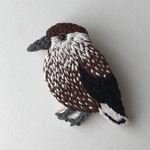 まるっとしたホシガラス 刺繍ブローチ