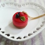 ネックレスゴールド　カシスケーキ(ゴールドネックレスにも変更できます。)