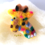 「レインボーブローチ🌈きりん」アクレーヌ羊毛フェルト