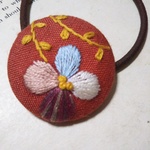 くるみボタンの刺繍ヘアゴム（レッド）