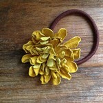 革花のヘアゴム Lサイズ(太ゴム・葉っぱなし) カラシ