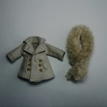 《B品（訳アリ品）》チェスターコート（オビツ11）C.からしボタンとフェイクファーマフラー
