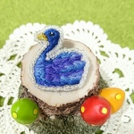 【送料無料】白鳥 スワンの刺繍 ブローチ