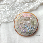 Une fleur souriante 刺繍ブローチ（木枠）5.5