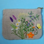 ハーブ刺繍と虫達刺繍のぺたんこポーチ