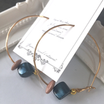 ネイビー＆ベージュのフープピアス