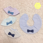 蝶ネクタイのまんまるスタイ/水色ドット