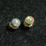 （１点もの）プレシャスオパールのスタッドピアス（5mm・チタンポスト）