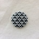 こぎん刺しのブローチ〈のぼり蝶〉3.8cm