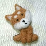 首をかしげる柴犬くん   の羊毛フエルトの ブローチ  