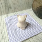 お座り白猫