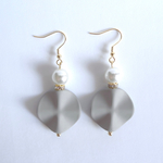 89.グレー◇ひらひらマット×パールビジューピアス◇イヤリング変更可