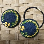 「ミモザのリース」刺繍のヘアゴム、ブローチ