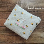 お花の庭のウサギさん　刺繍ミニポーチ