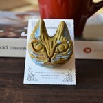 春小物＊手彫りのねこのブローチ 素朴な木のぬくもり 緑色