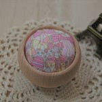 【１点限り】リバティ　コロンとした木の器のピンクッション　針山　[ジェニーズリボン]　ピンク　
