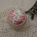 【在庫限り】リバティ　コロンとした木の器のピンクッション　針山［フェリシテ］　ピンク