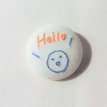 くるみボタンの刺繍ブローチ【Hello】