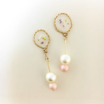 押し花イヤリング (白色レジン)