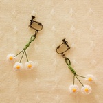 小花のゆらゆらイヤリング