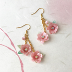 春風揺れる桃の花のピアス/イヤリング 