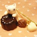 にゃんこのしっぽ○チョコレートのストラップ○白猫
