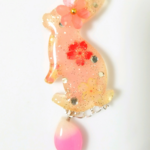 プラプラ揺れる桜ウサギのブローチ