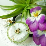 🆕再販）パール&鶯グリーンの花チェコボタン・ヘアゴム
