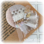 送料無料♡ フリルつき♡くるみボタンの刺繍ブローチ♡