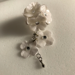白いクラフトフラワーのブローチ レジン作品