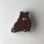 気の抜けたヒグマの刺繍ブローチ
