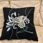 お花の手刺繍クッション
